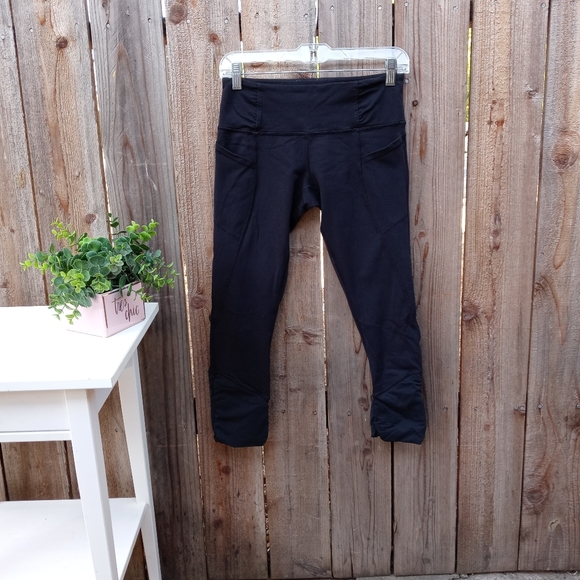 Women's Lululemon Cropped Black Leggings Size 6 - Picture 2 of 6